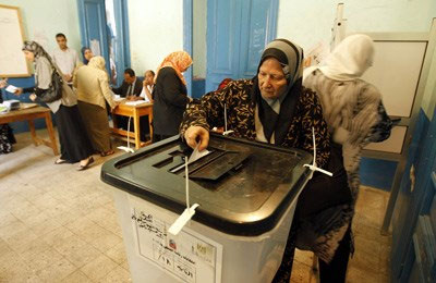 Prolongan un día más elecciones en Egipto